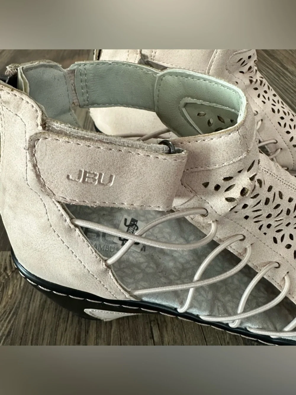 JBU by Jambu laser cut wedge sandals cream peep toe shoes women’s 8.5 NELLY